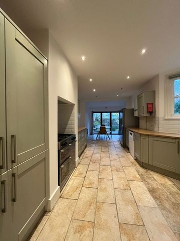 Room in a Shared House, Scawen Road, SE8 - Photo 2