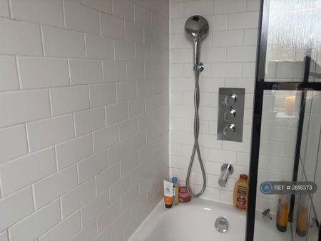 1 bedroom in a house share to rent - Photo 2