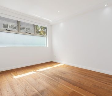 TRI-LEVEL 4 BEDROOM CONTEMPORARY TOWNHOUSE - Photo 2