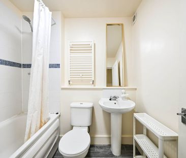 Room in a Shared Flat, Robinson Road, SW17 - Photo 4