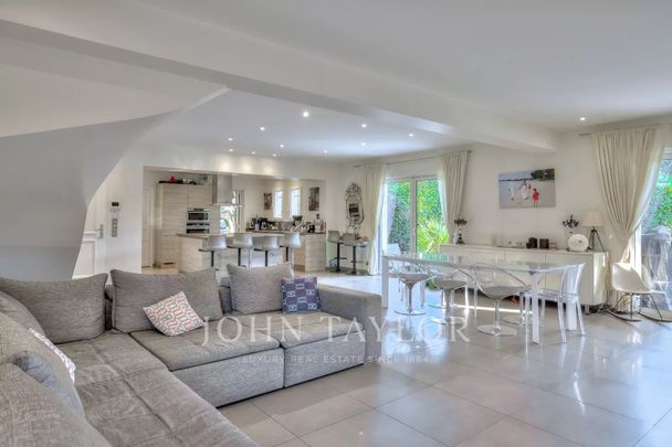 Maison à louer Mougins, Cote d'Azur, France7 500 EUR / Mois - Photo 1