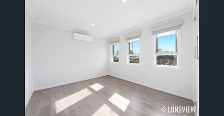 LUXE THREE BED AND THREE LIVING ZONE FAMILY HOME - Photo 3