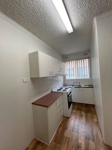 Ideally located, walk to shops and station - Photo 2