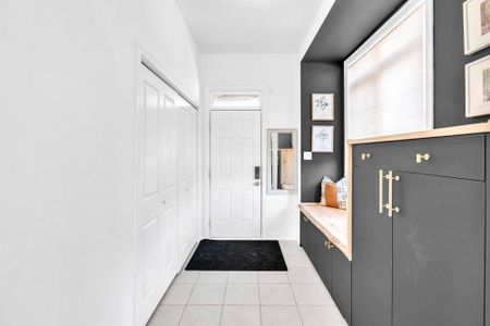 For Lease - 18 John Greene Lane, Richmond Hill, Ontario - Photo 2