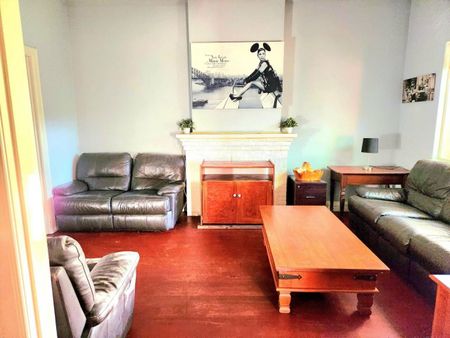 3BR Home in Caulfield South with Air-Conditioning & Private Backyard Oasis - Photo 2