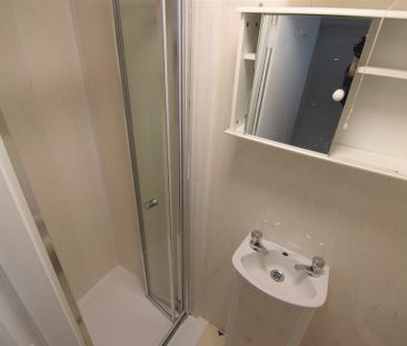 To Let 1 Bed Flat - Photo 4