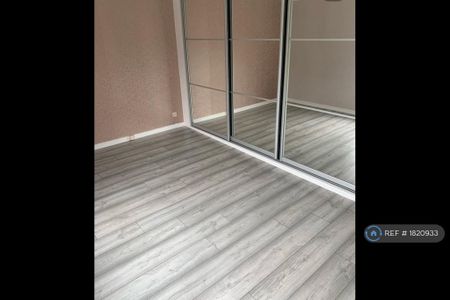 2 bedroom end of terrace house to rent - Photo 2