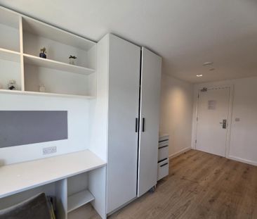 1 bedroom in a flat share to rent - Photo 3