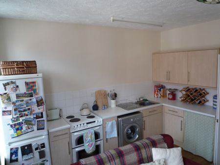 2 bed Apartment - To Let - Photo 4