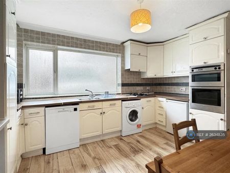 1 bedroom in a house share to rent - Photo 5