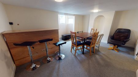 5 Bed Student Accommodation - Photo 2