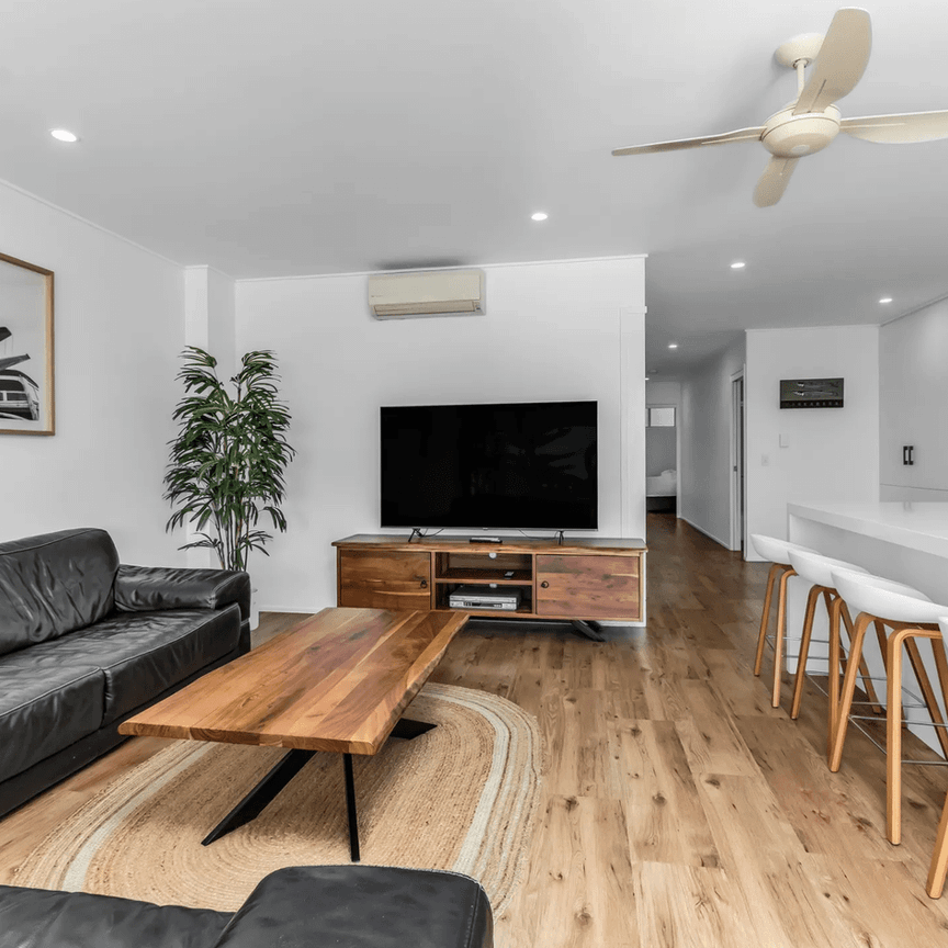 3 BEDROOM APARTMENT WITH OCEAN VIEWS - FLEXIBLE LEASE TERMS - Photo 1