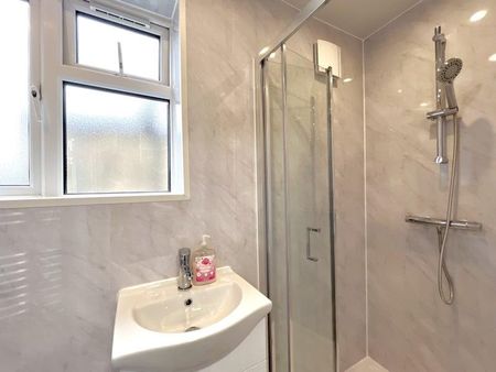 1 bedroom in a house share to rent - Photo 3