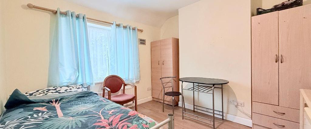 Long Drive, London, W3 7PJ - Photo 1