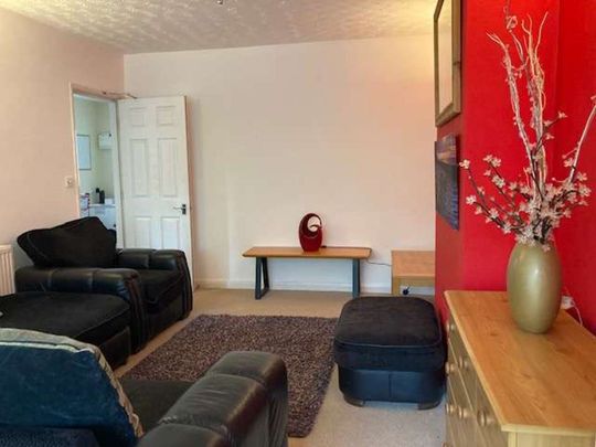 Spenser Road Room 5 - Photo 1