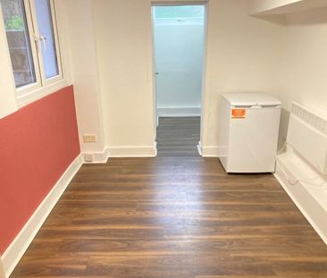 Studio Flat, Very Near West Cromwell Road Area, SW5 - Photo 4