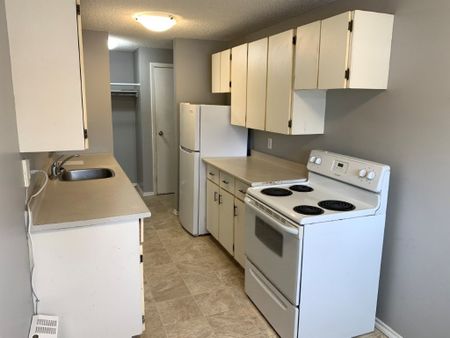 Martin Bruce Manor – 3609 Chaben Place - Photo 3