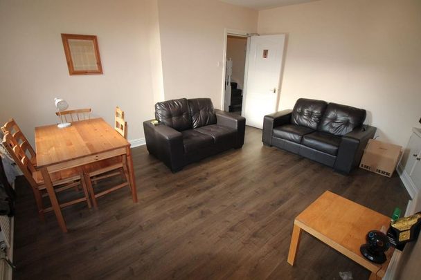 4 bedroom flat to rent - Photo 1