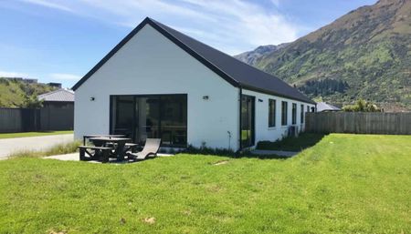 Large Four Bedroom Home, Shotover Country - Photo 4