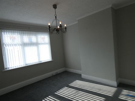 5 bedroom semi-detached house to rent - Photo 2