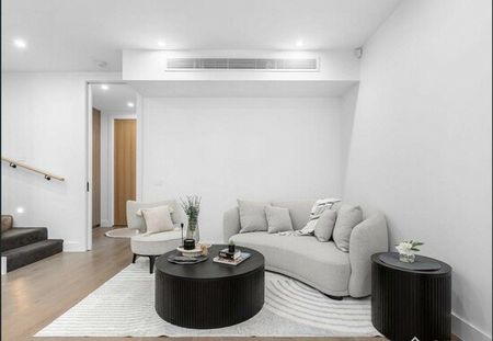 SPACIOUS TOWNHOUSE - Photo 4