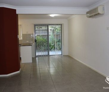 Beautiful townhouse in great location! Available now! - Photo 4