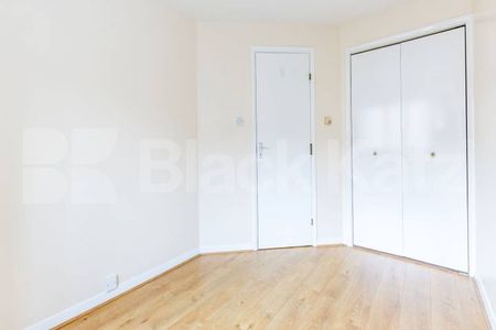 Large reception, 2 double bedroom rooms on a quiet residential street - Photo 5