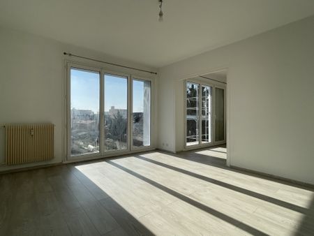 APPARTEMENT LUMINEUX T4 DE 75m2 AU 2ÈME ÉTAGE RÉSIDENCE GEORGES DE LA TOUR - Photo 2