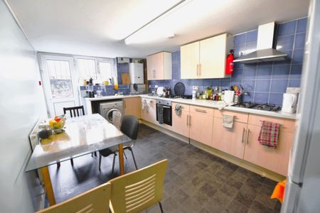8 bedroom House in Richmond Avenue, Leeds - Photo 5