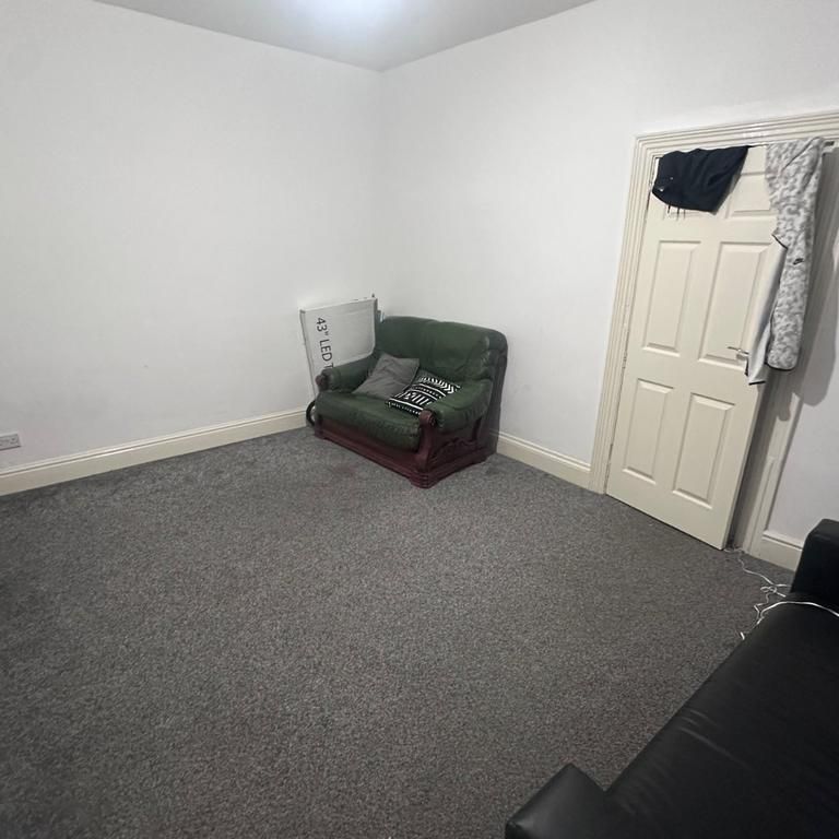4 bedroom flat to rent - Photo 1