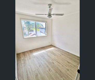 3/129 Eugaree Street, Southport, Qld 4215 - Photo 6