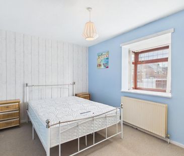 3 bedroom end of terrace house to rent - Photo 2