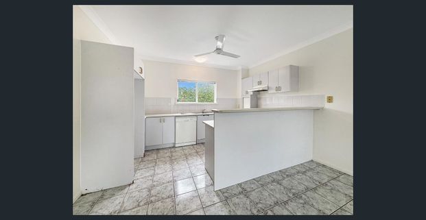 Modern 2 bed unit in the heart of Cairns! - Photo 1