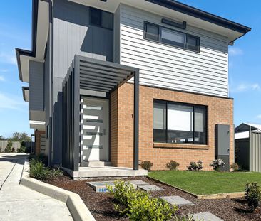 SPACIOUS THREE-BEDROOM HOME WITH ENSUITE, DOUBLE GARAGE & ENCLOSED ... - Photo 6