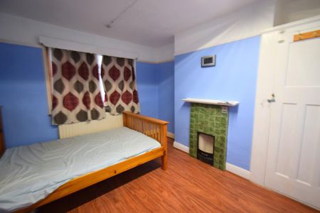 4 bedroom semi-detached house to rent - Photo 4