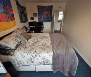 2 bedroom Flat in Eden Drive, Leeds - Photo 2