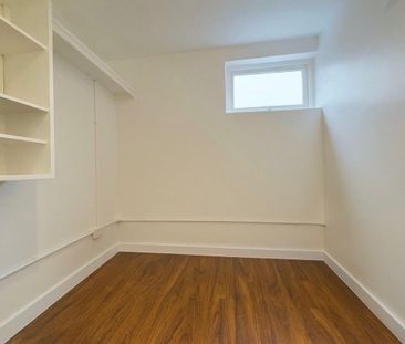 Self Contained studio flat ideal for single working person only- £1... - Photo 1