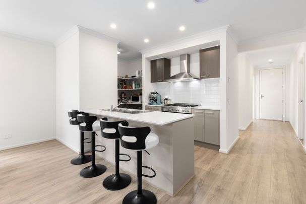 Entertaining, Spacious & Bright! - Photo 1