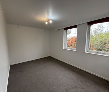 Stylish and spacious living in ideal location - Photo 4
