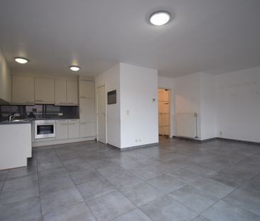 RUIM APPARTEMENT MET TWEE SLAAPKAMERS EN GARAGE - Photo 1