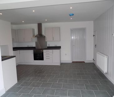 3 bedroom semi-detached house to rent - Photo 6