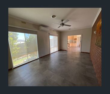 Classic 4 bedroom home - Photo 2