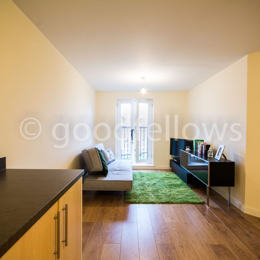 Schoolgate Drive, Morden, SM4 - Photo 1