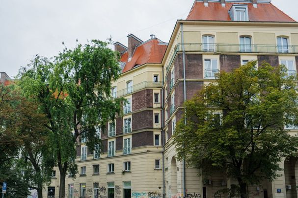 Plac Zbawiciela - duża kawalerka na wynajem - Zdjęcie 1