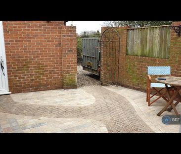 2 bedroom semi-detached house to rent - Photo 6