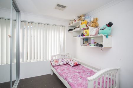 Modern Family Comfort in the Heart of Brabham. Freshly Painted! Near to the Primary School! - Photo 5