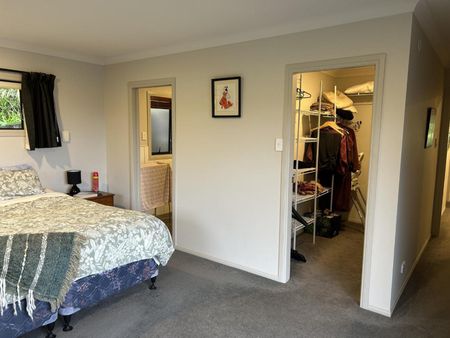 Stunning 5-Bedroom Family Home - Photo 5