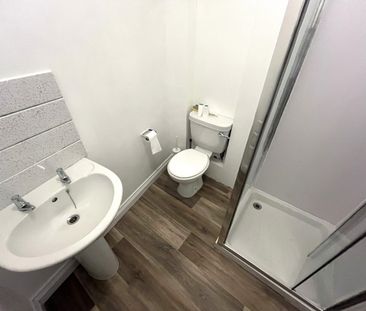 Recently refurbished two bedroom flat - Photo 1