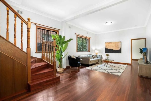 Spacious Four-Bedroom Family Home with Entertainer's Courtyard in Prime Bondi Junction - Photo 1