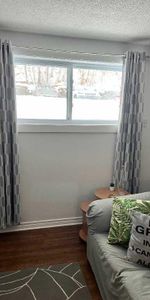 Bromont, 3 1/2 demi-ss avec table de cuisine, chaises et base de lit avec matelas queen, remise et stationnement inclus ... 5 mins de la montagne !!! - Photo 4